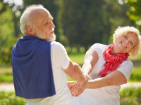 Mann und Frau tanzen gemeinsam im Sommer