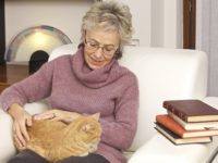 donna leggere gatto