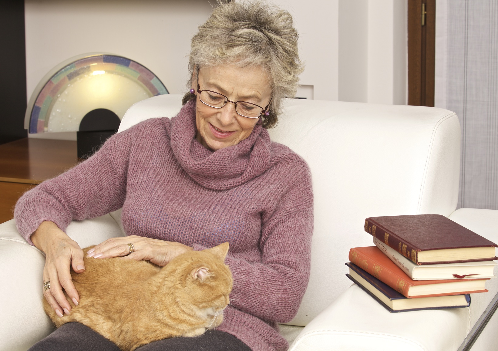 donna leggere gatto