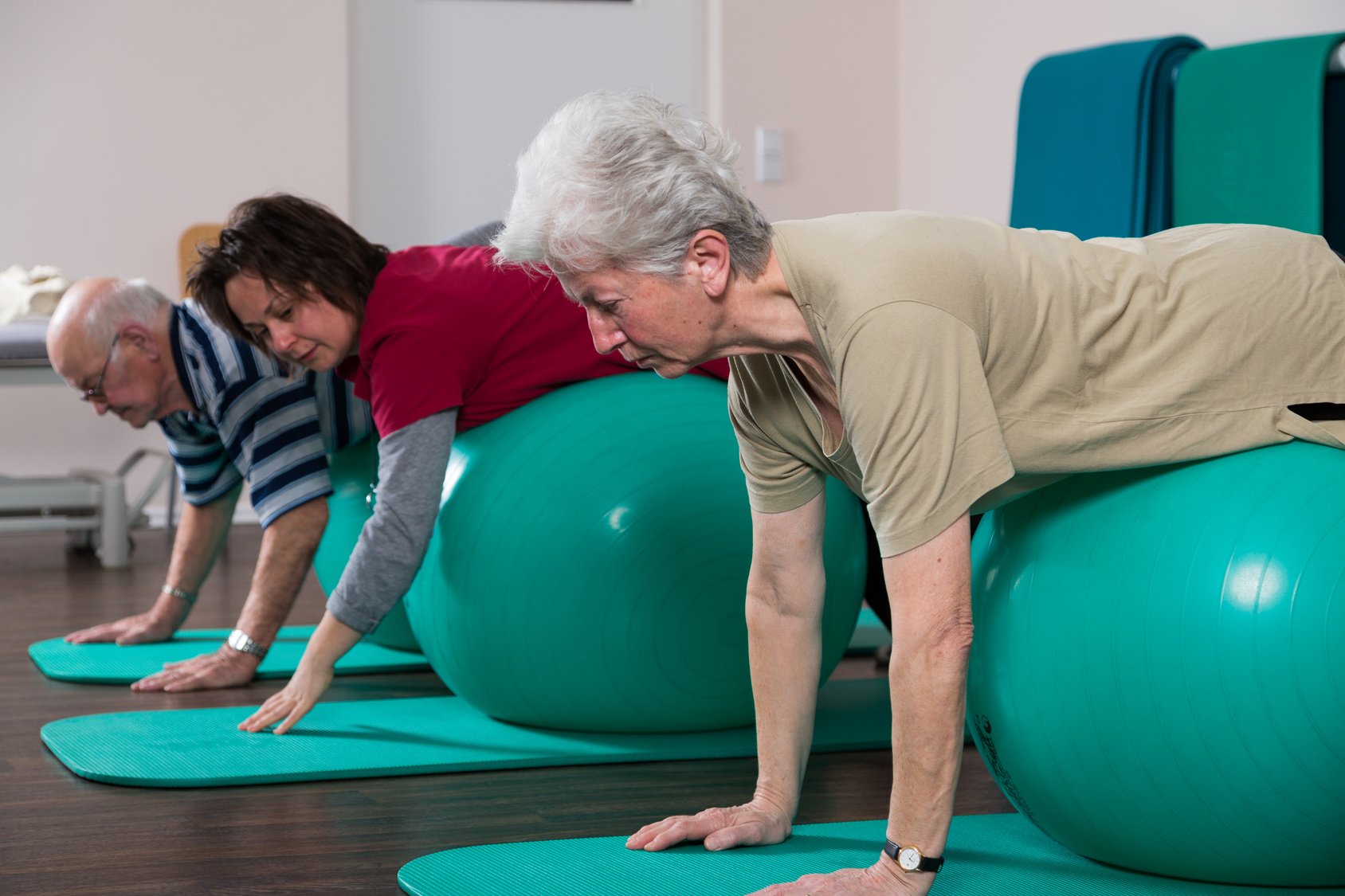 Physiotherapeutin bt mit Senioren auf Bllen