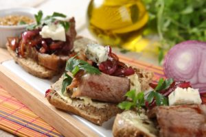 kanapki-z-grillowanym-rostbefem-konfitura-z-czerwonej-cebuli-i-serem-plesniowym