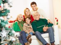 Kind mit Eltern und Großeltern zu Weihnachten