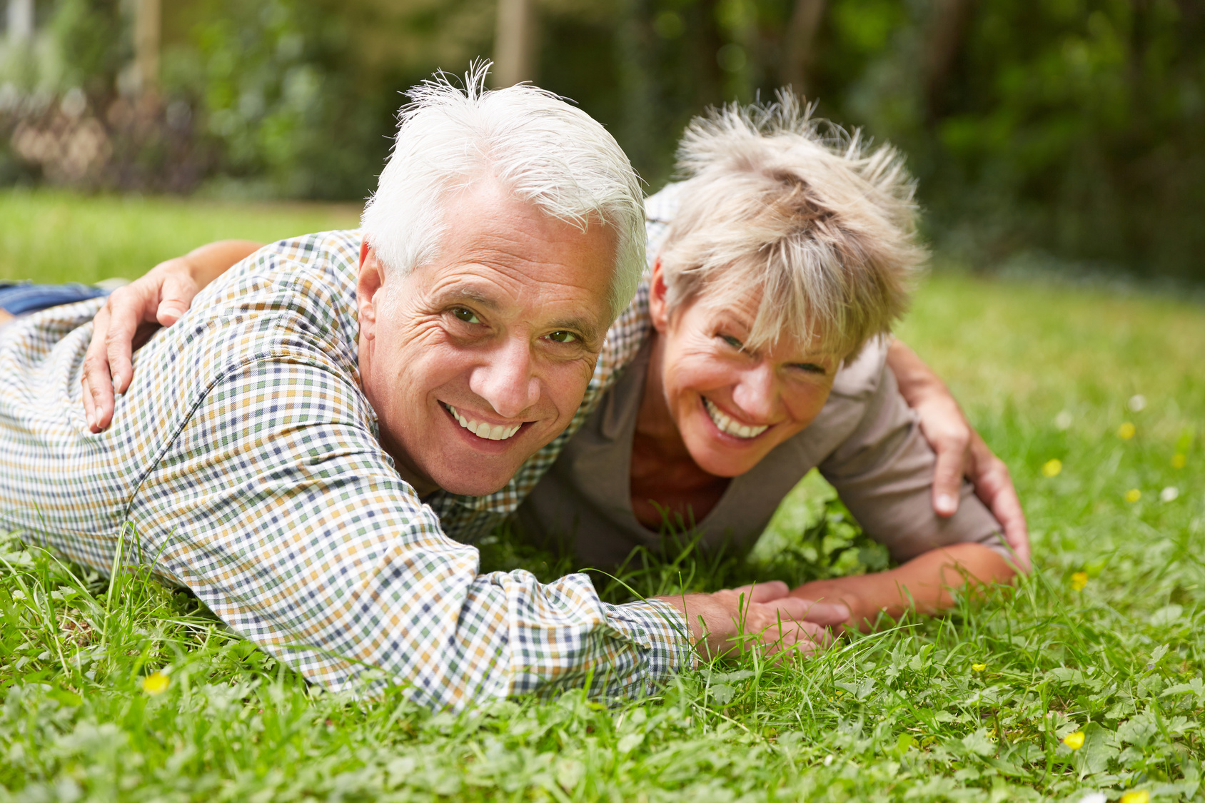 Glückliches Paar Senioren auf einer Wiese
