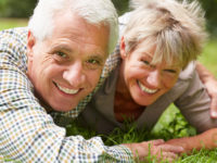 Glückliches Paar Senioren auf einer Wiese