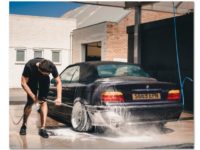 Jak dokładnie i bezpiecznie myć samochód na myjni bezdotykowej